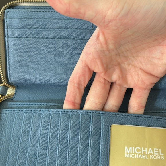 MICHAEL Michael Kors Illustrations Fly Away Travel Continental Wallet - Picture 14 of 16